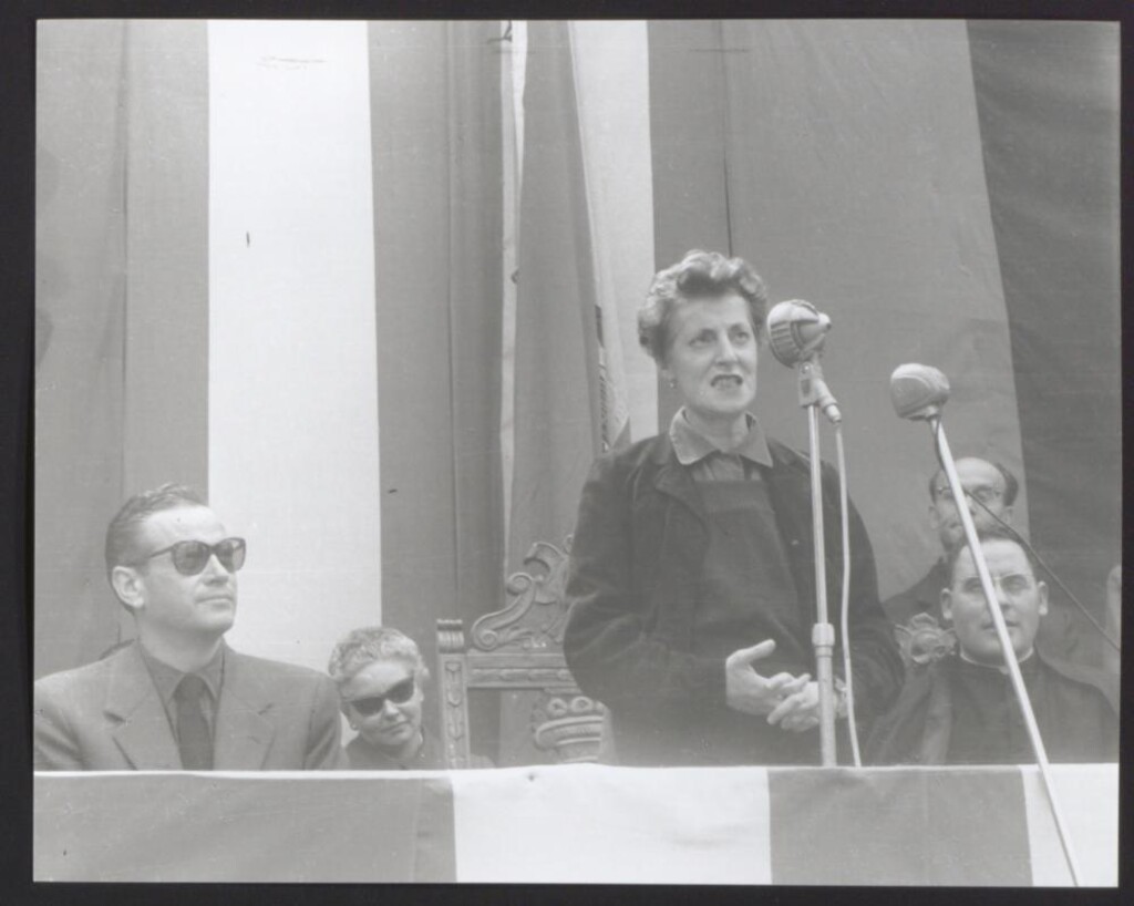 Miniatura de Pilar Primo de Rivera dando un discurso