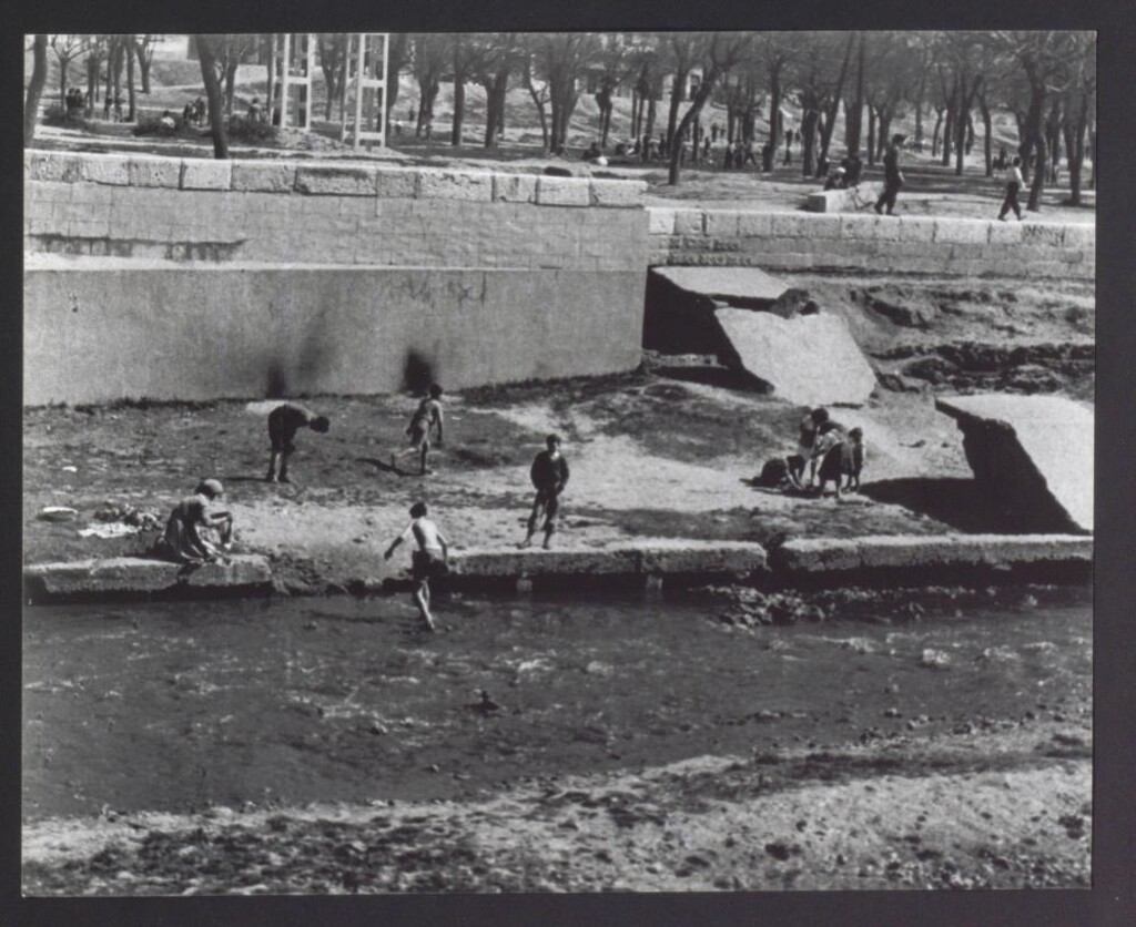 Miniatura de Niños bañándose en el río Manzanares