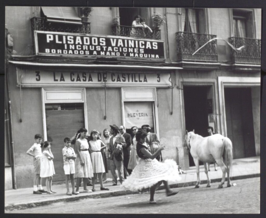 Miniatura de Gitanos con un caballo actuando en la calle