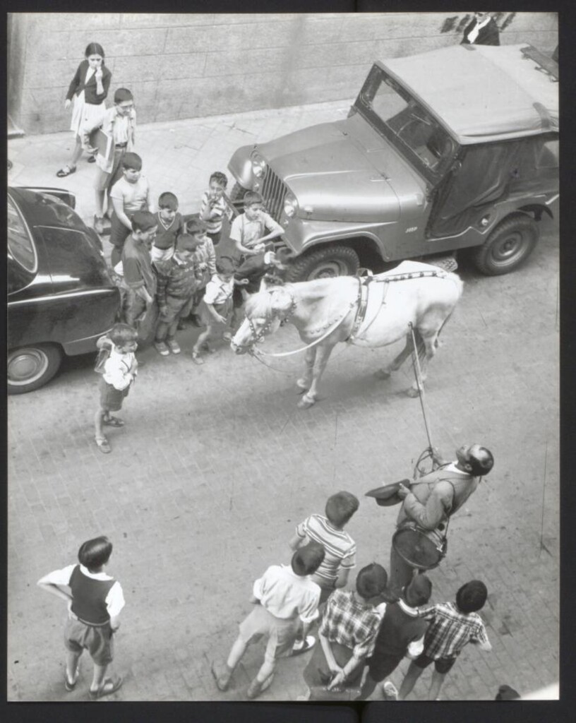 Miniatura de Gitano con un caballo actuando en la calle