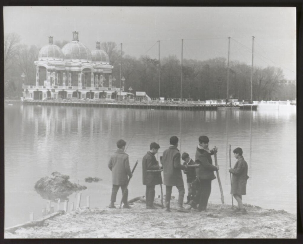 Miniatura de Estanque del Retiro con construcción efímera