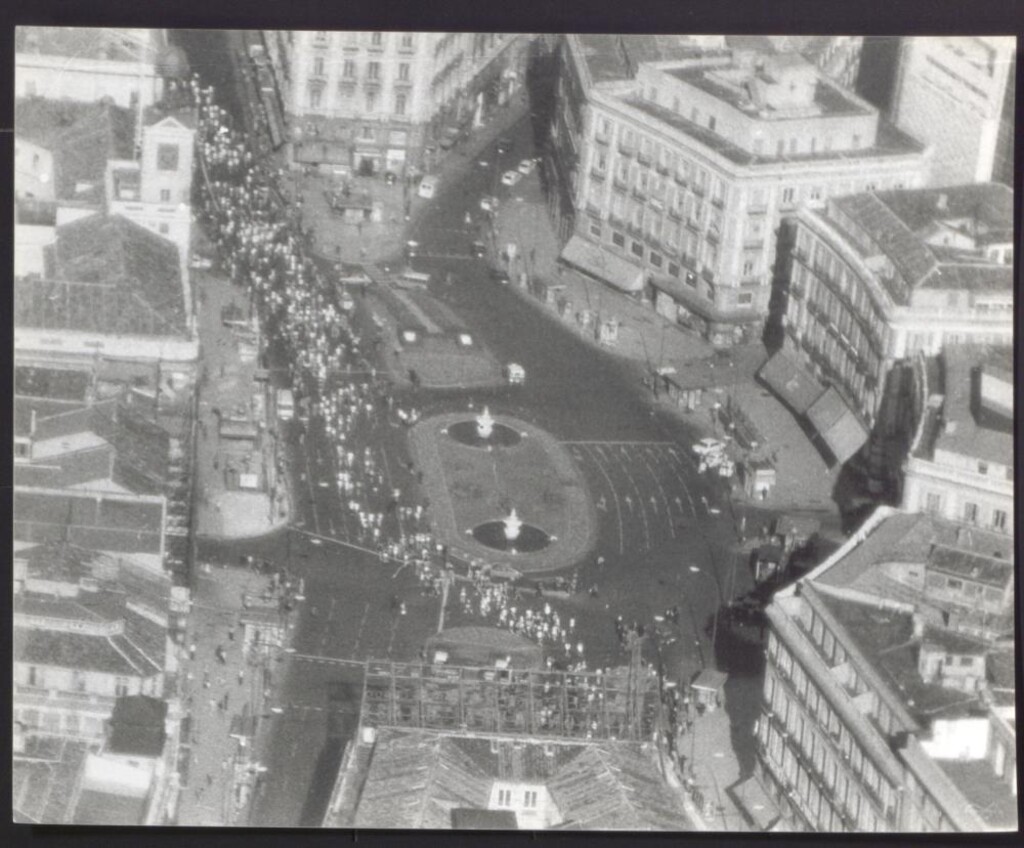 Miniatura de Vista aérea de la Puerta del Sol al paso del maratón