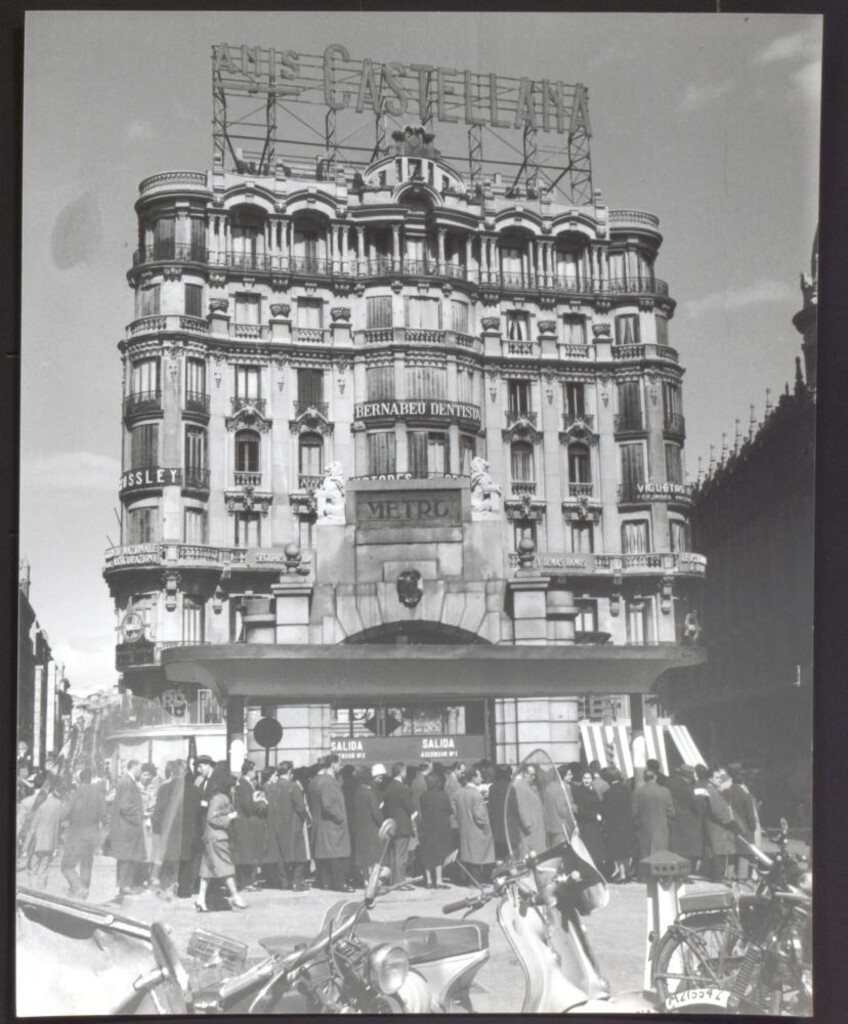 Miniatura de Salida del Metro con el templete de Antonio Palacios