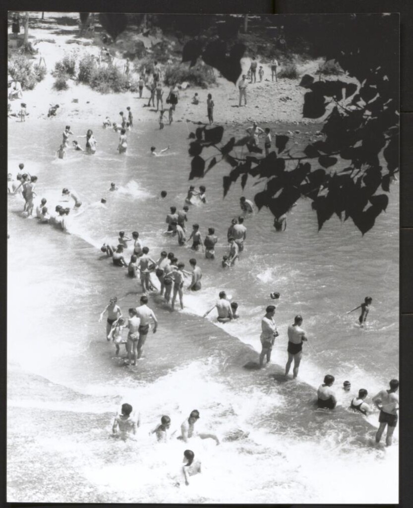 Miniatura de Baño de multitud en el río Manzanares
