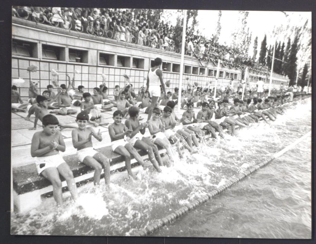 Miniatura de Demostración deportiva de natación en acto municipal
