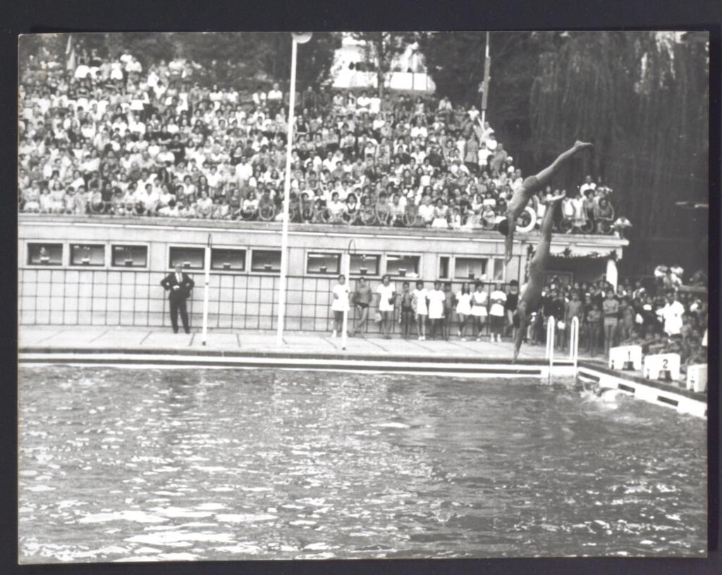 Miniatura de Demostración deportiva de natación en acto municipal