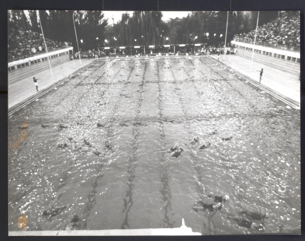 Miniatura de Demostración deportiva de natación en acto municipal