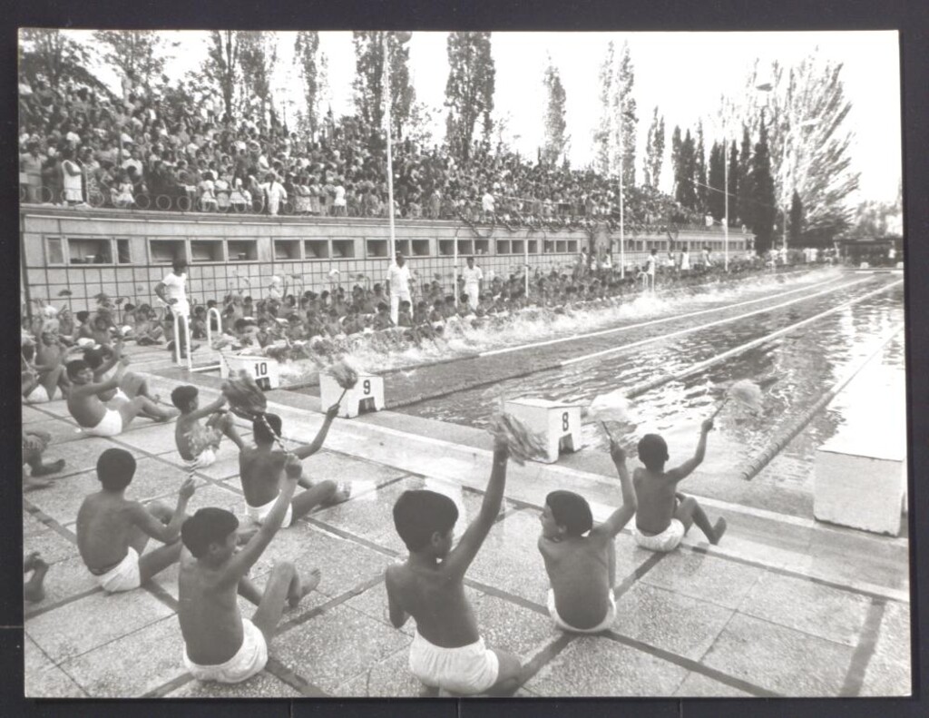 Miniatura de Demostración deportiva de natación en acto municipal