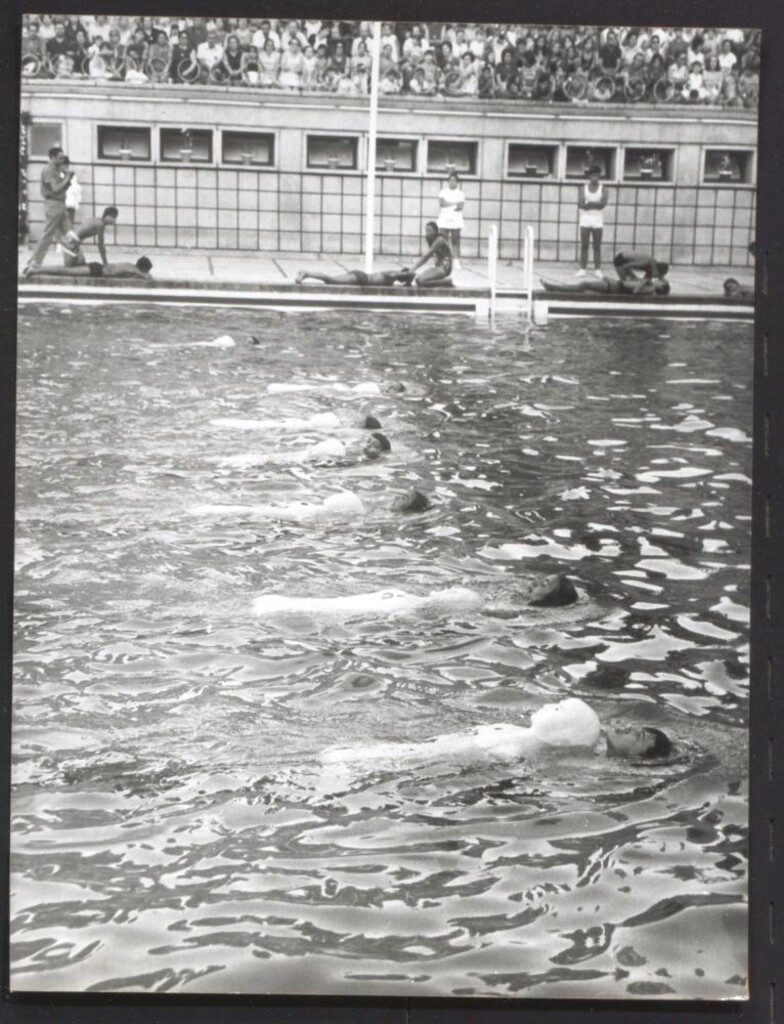 Miniatura de Demostración deportiva de natación en acto municipal