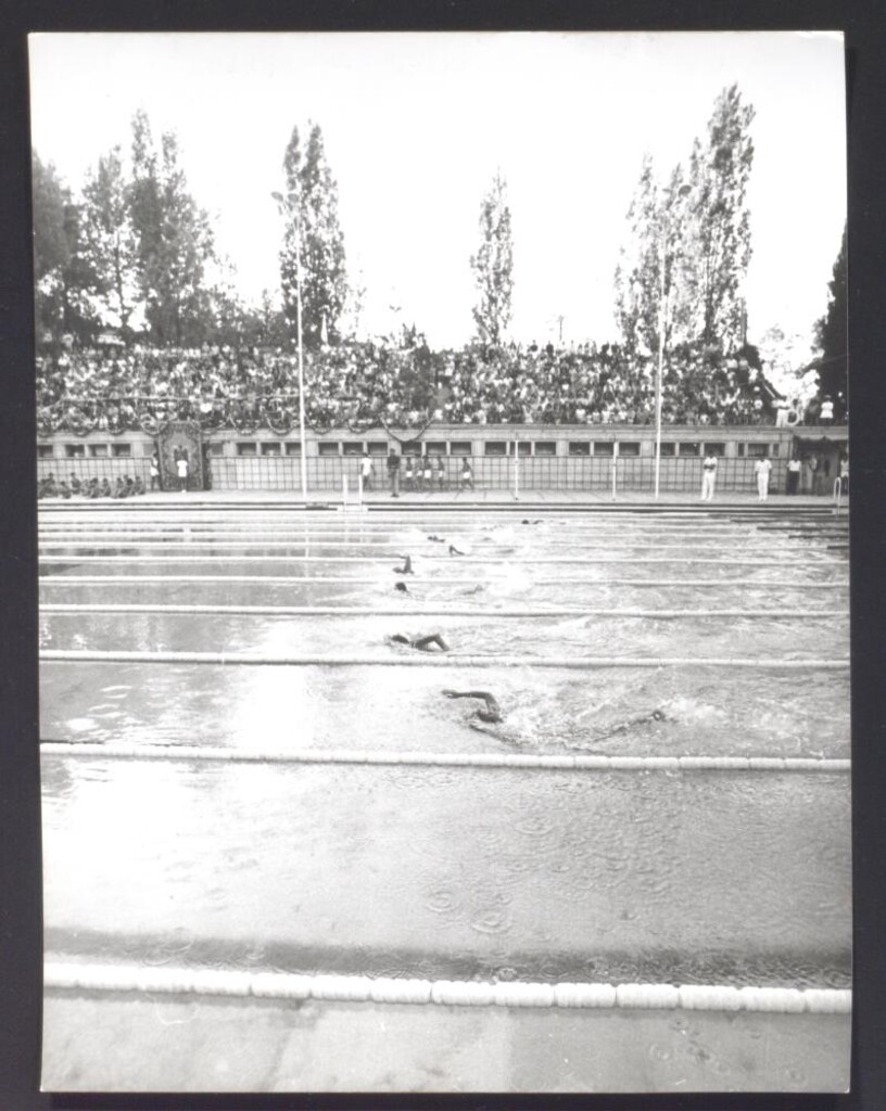 Miniatura de Demostración deportiva de natación en acto municipal