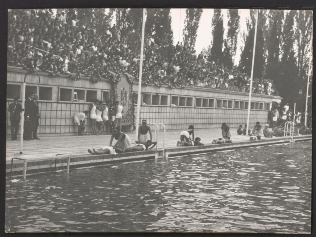 Miniatura de Demostración deportiva de natación en acto municipal