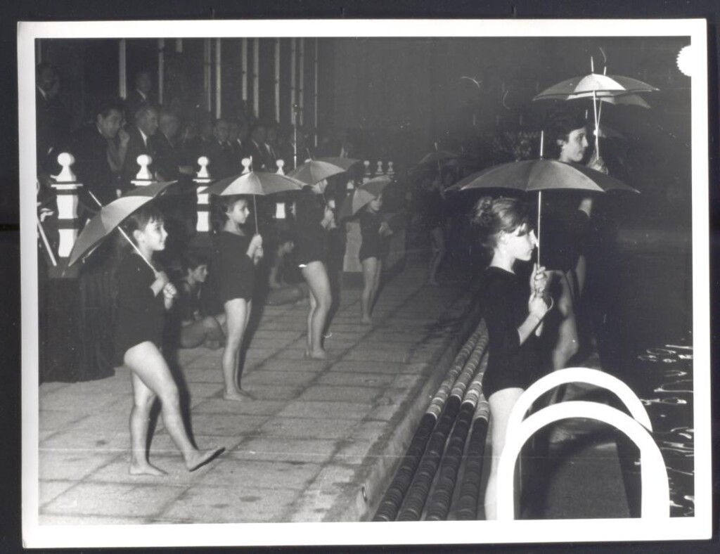 Miniatura de Demostración deportiva de natación sincronizada en acto municipal