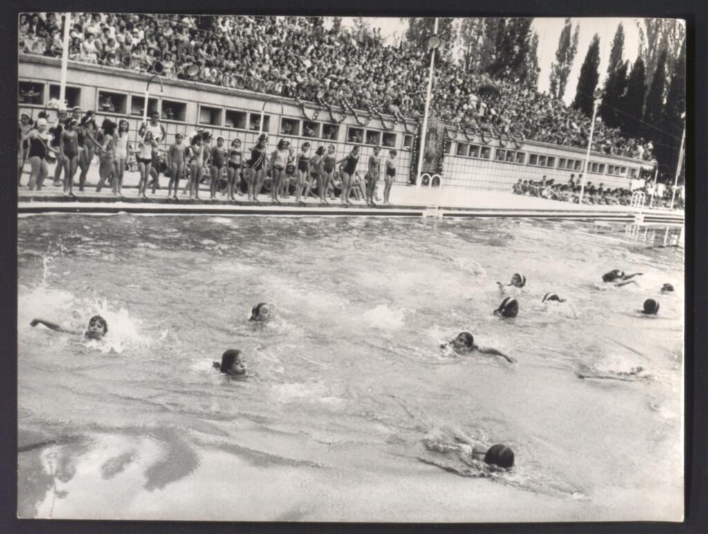 Miniatura de Demostración deportiva de natación en acto municipal
