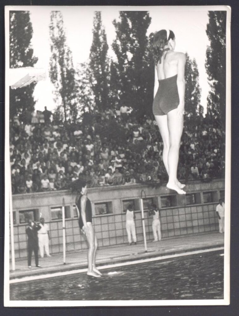 Miniatura de Demostración deportiva de natación en acto municipal