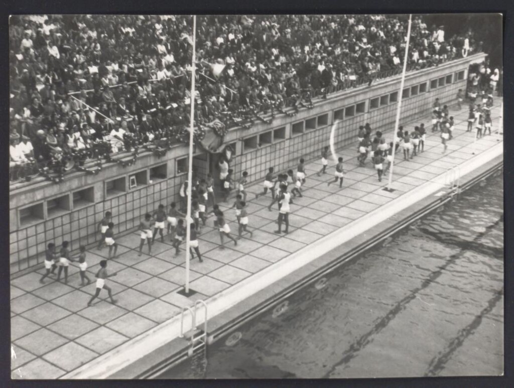 Miniatura de Demostración deportiva de natación en acto municipal