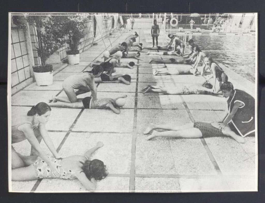 Miniatura de Demostración deportiva de natación en acto municipal