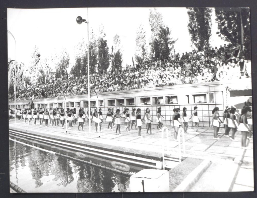 Miniatura de Demostración deportiva de natación en acto municipal