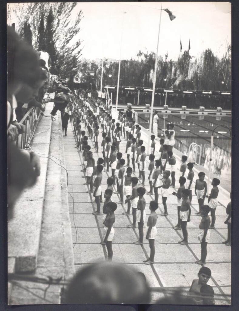 Miniatura de Demostración deportiva de natación en acto municipal