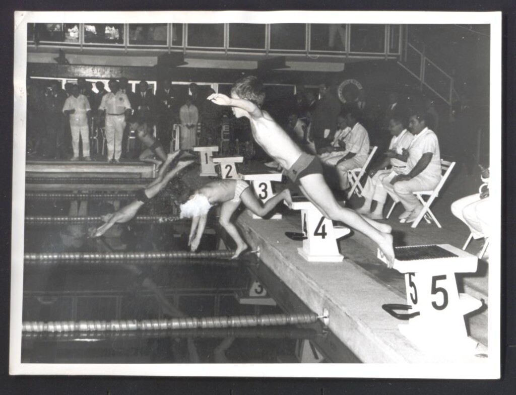 Miniatura de Demostración deportiva municipal en la piscina