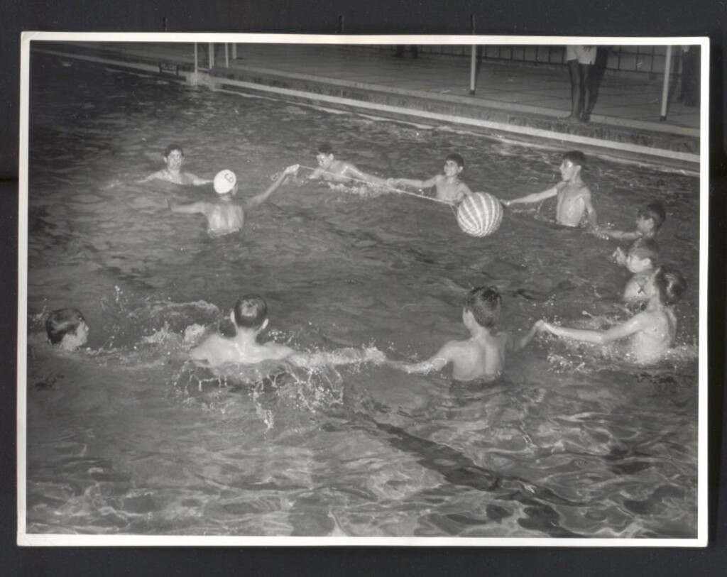 Miniatura de Demostración deportiva de natación en acto municipal
