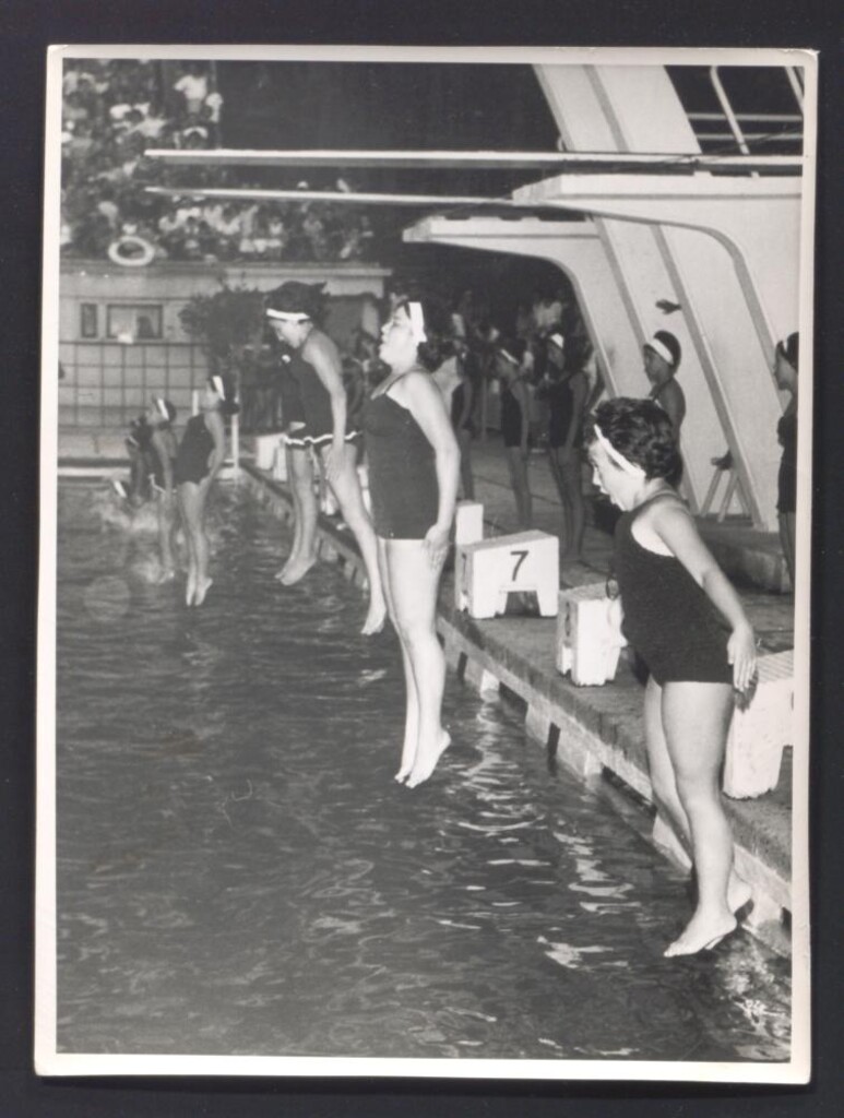 Miniatura de Demostración deportiva de natación en acto municipal