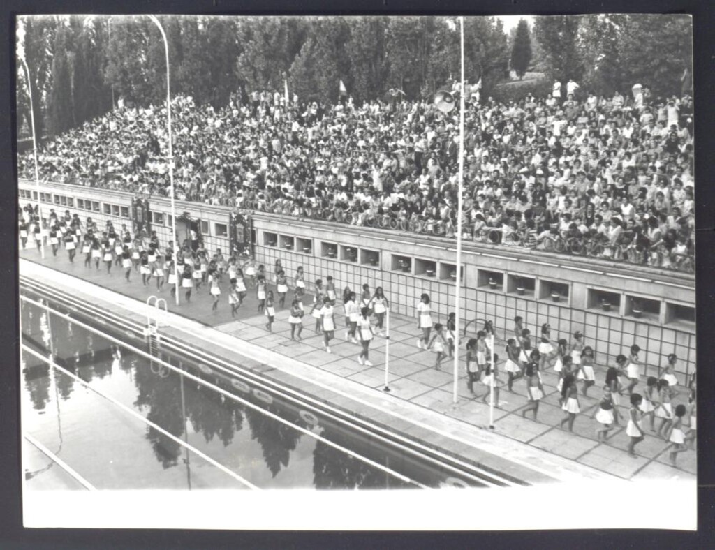 Miniatura de Demostración deportiva de natación en acto municipal