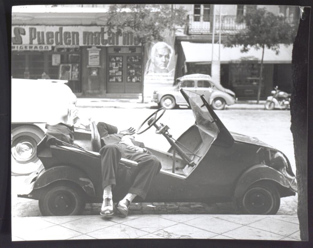 Miniatura de Siesta en Biscuter en la calle Fuencarral