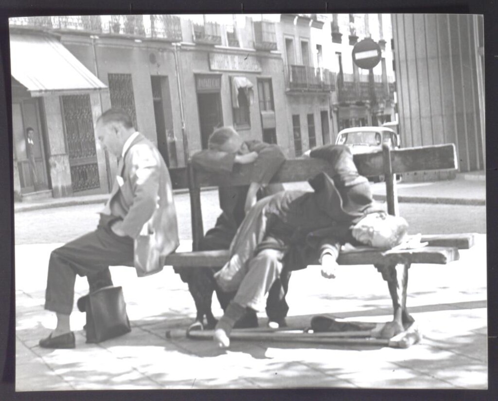 Miniatura de Descansando en un banco de la calle Carranza