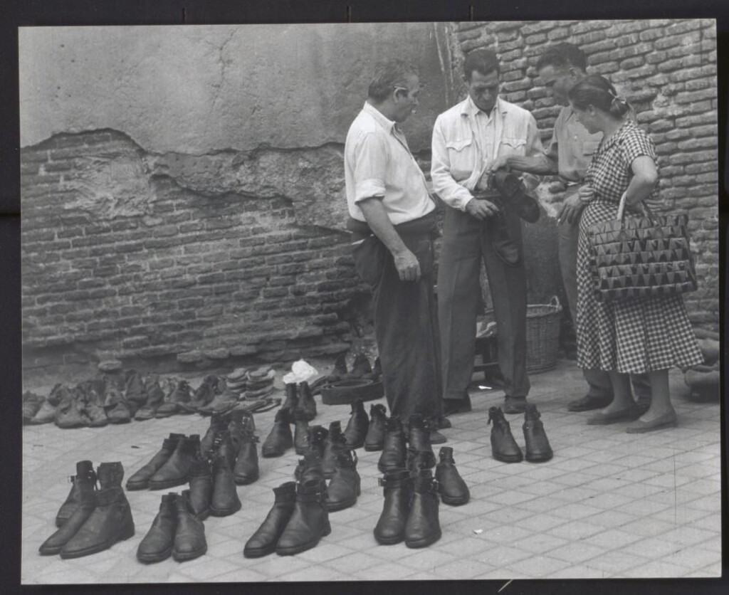 Miniatura de Vendedor de botas en El Rastro