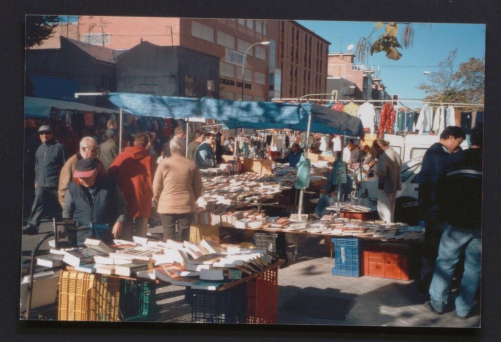 Miniatura de Puesto de libros en el mercadillo de Marques de Viana