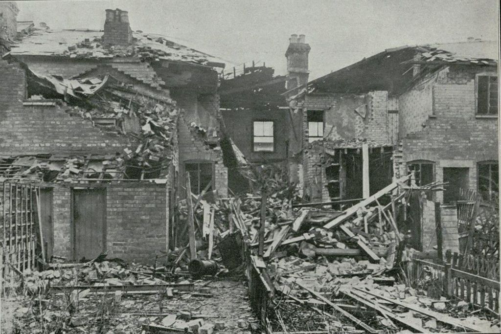 Miniatura de Destrozo causado por las bombas de un zeppelín en Londres