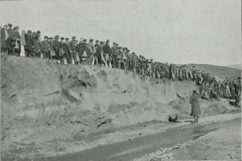 Miniatura de Muchachos griegos reclutados por los aliados para recoger pedruscos con los que reparar los caminos de los alrededores de Salónica