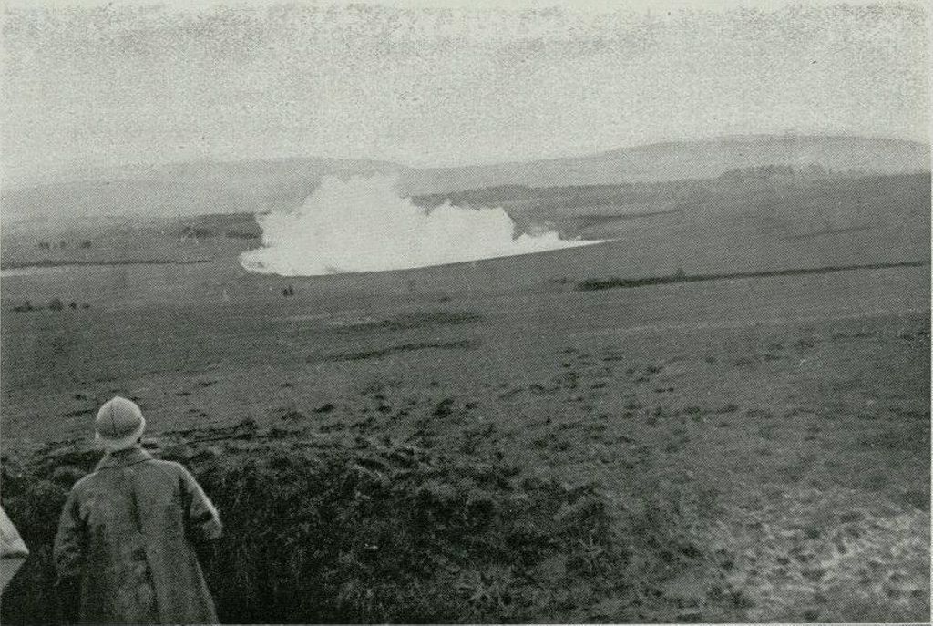 Miniatura de Oficial francés observando la explosión de una mina colocada junto a una trinchera enemiga