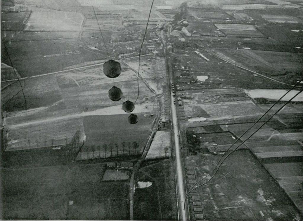 Miniatura de Fotografía de un campo enemigo tomada por el aparato suspendido a la barquilla de un globo de observación