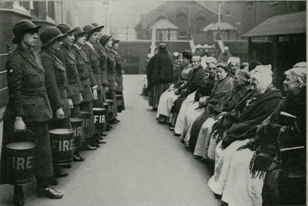 Miniatura de Grupo de ancianas desalojadas de un asilo bombardeado por un zeppelín, auxiliadas por las señoras agregadas al cuerpo de bomberos