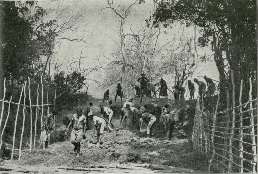 Miniatura de Africanos dirigidos por oficiales ingleses en la construcción de un puente para trasladar las canoas hasta el lalgo Tanganyka
