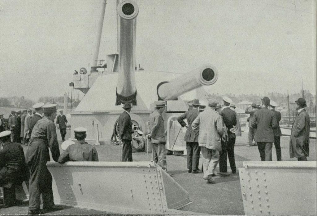 Miniatura de Grupo de periodistas visitando un monitor destinado a bombardear las costas enemigas