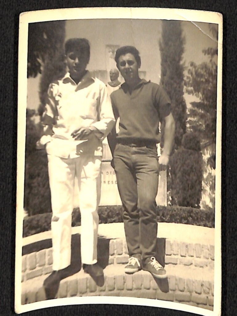 Miniatura de Amigos frente a la estatua a la cruz de los caídos, paseo Federico García Lorca