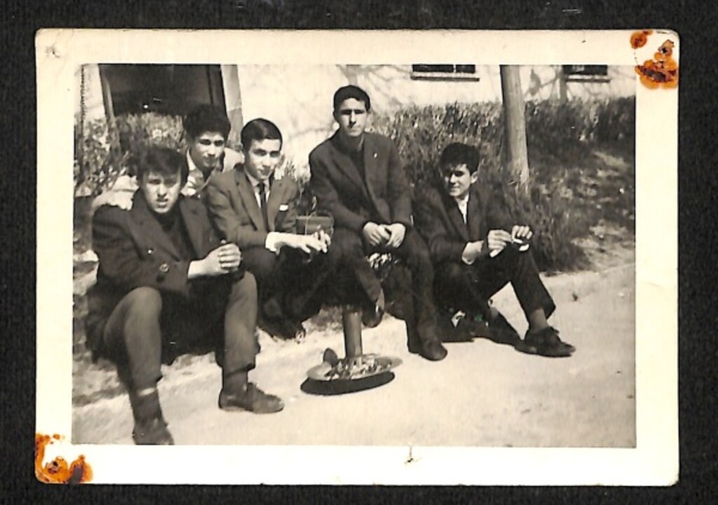 Miniatura de Grupo de amigos calentándose con un brasero en la calle Puerto de Porzuna