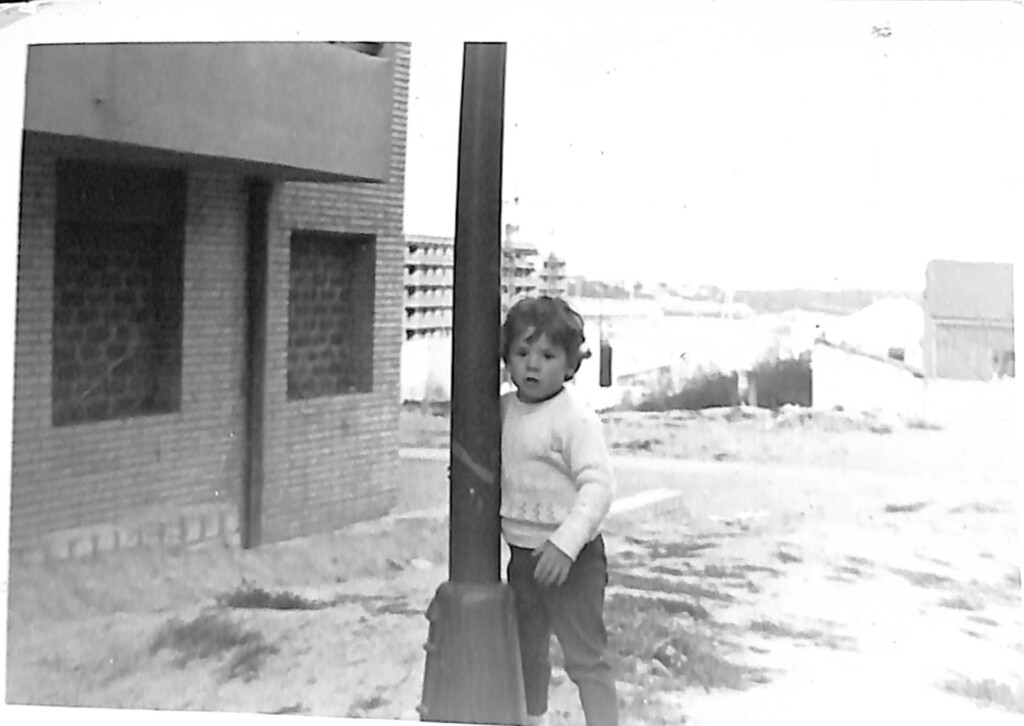 Miniatura de Niño junto a una farola