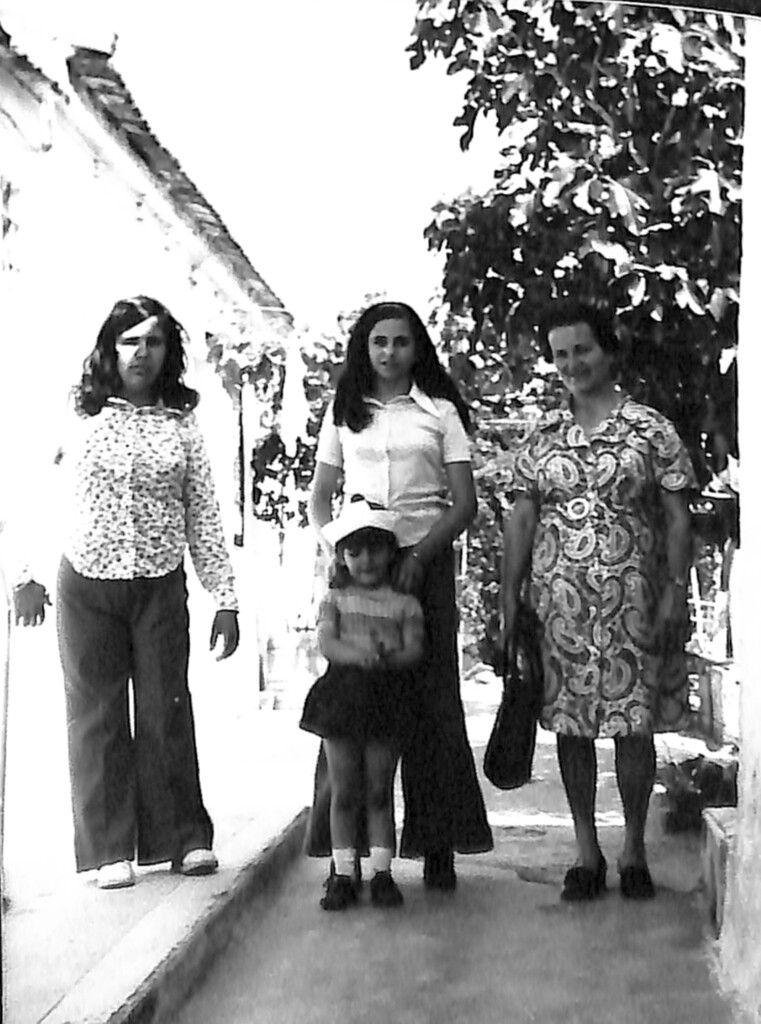 Miniatura de Posando en el patio