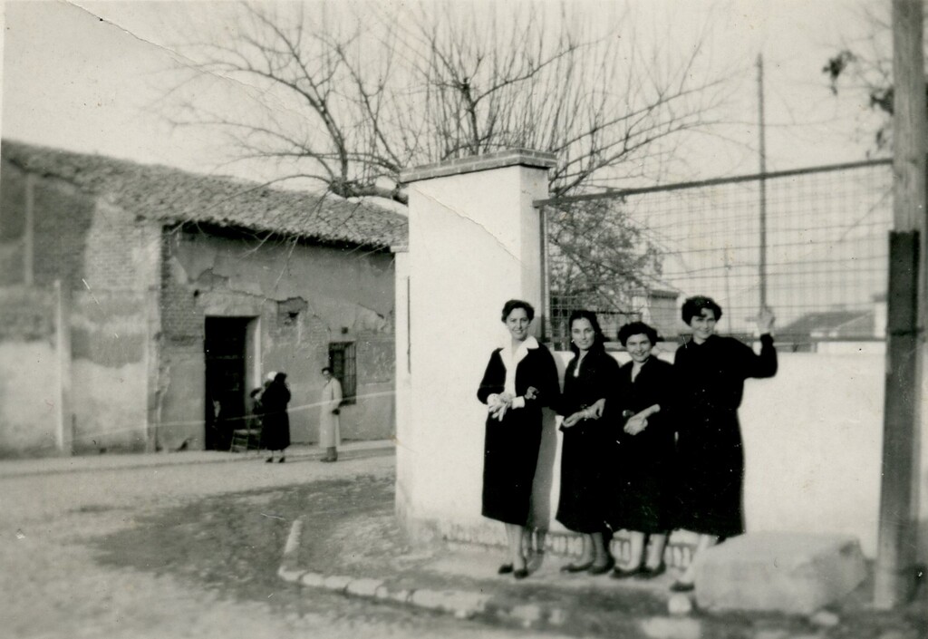 Miniatura de Chicas junto al colegio de chicos del pueblo de Hortaleza