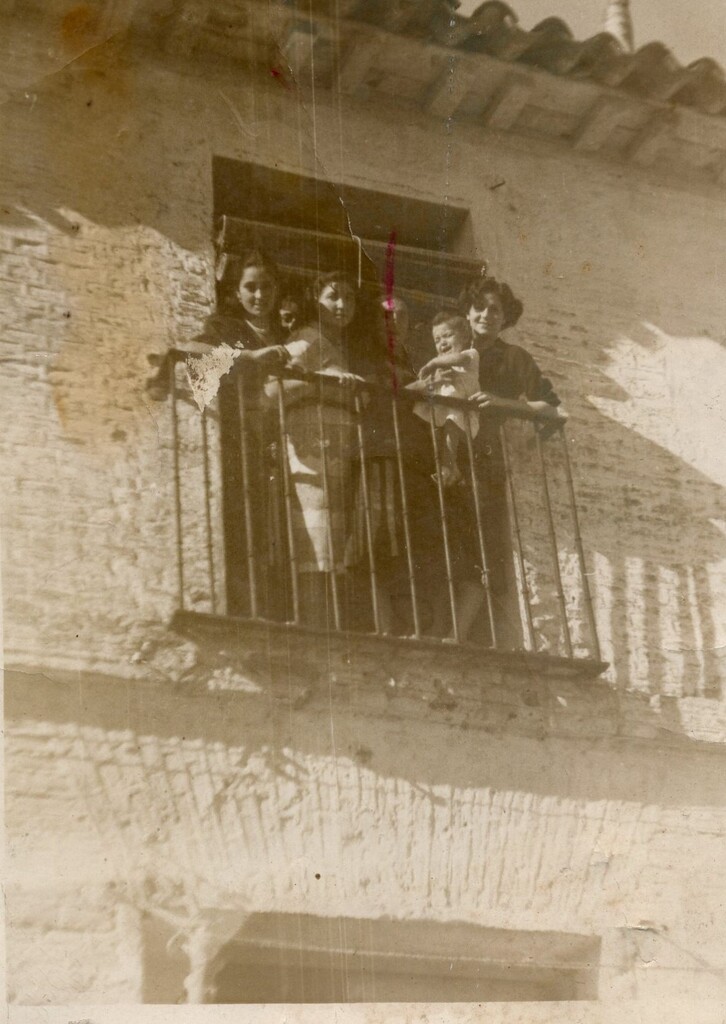 Miniatura de Familia en un balcón del pueblo de Hortaleza