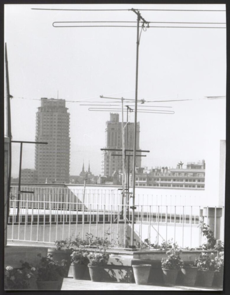 Miniatura de Vista de la Torre de Madrid y el Edificio España desde una terraza