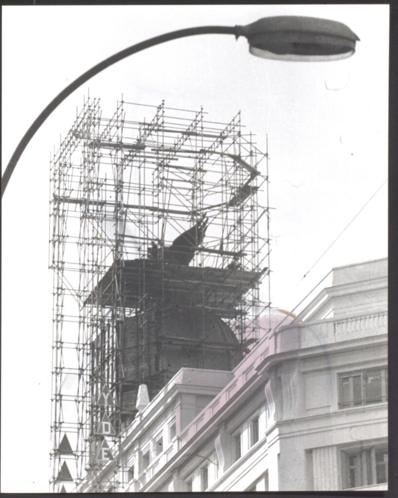 Miniatura de Colocación de la escultura en el Edificio Madrid-Paris