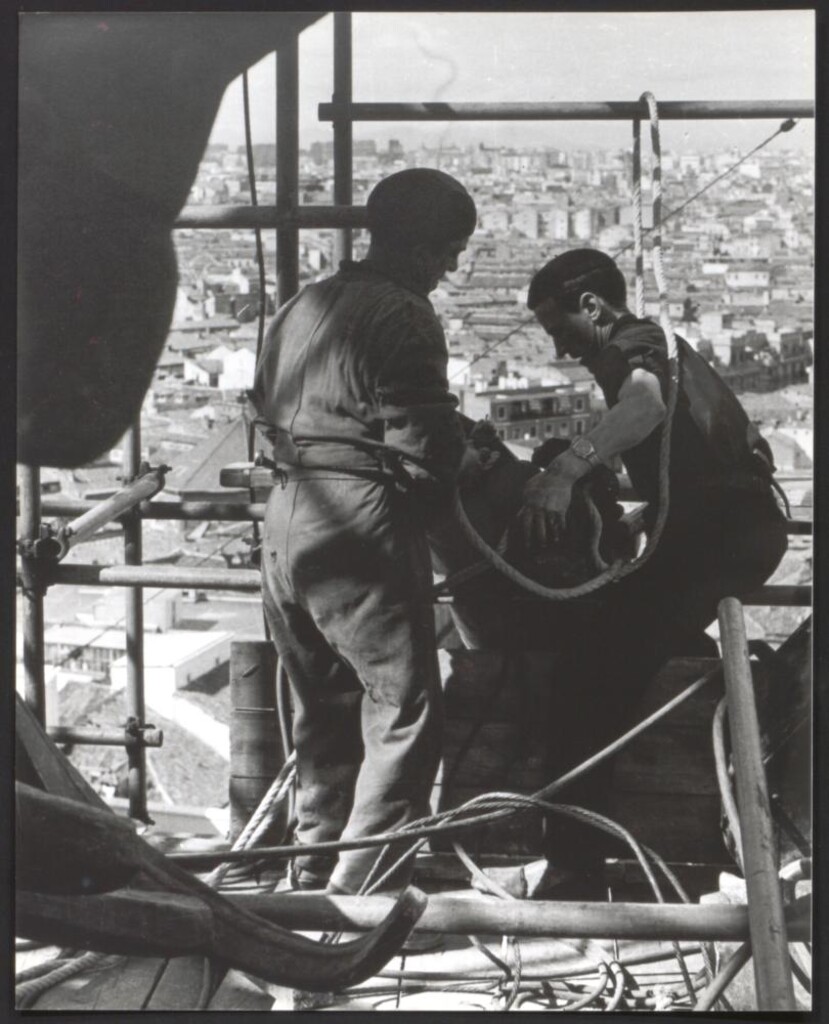 Miniatura de Colocación de la escultura en el Edificio Madrid-Paris