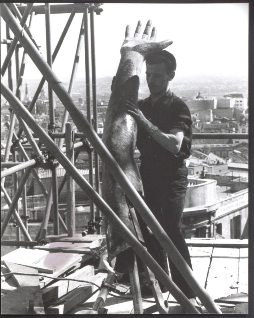 Miniatura de Colocación de la escultura del Ave Fénix en el Edificio Madrid-Paris