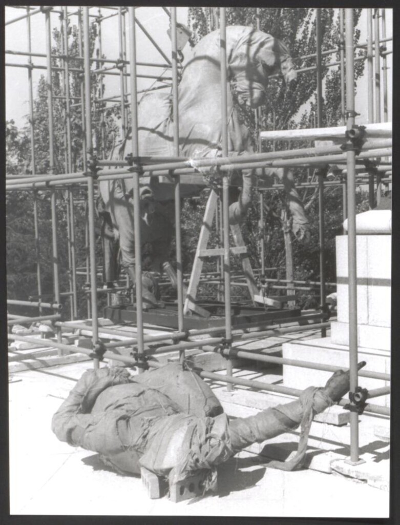 Miniatura de Instalación del monumento al General San Martín