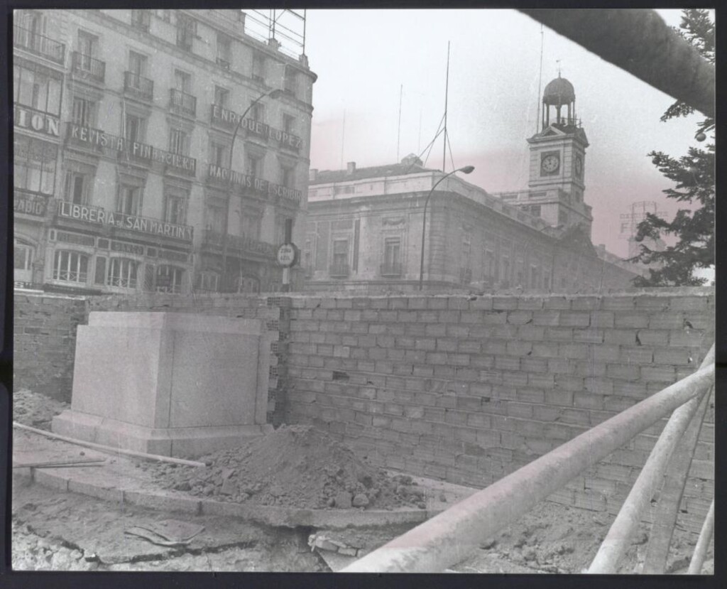 Miniatura de Pedestal para el monumento del oso y el madroño