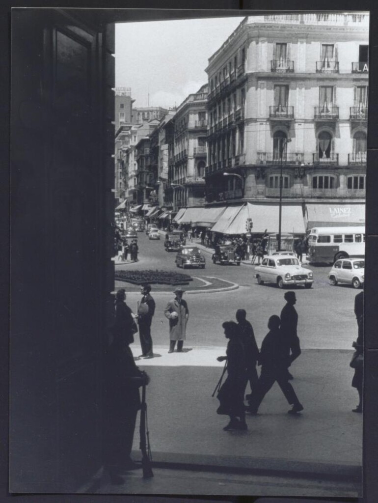Miniatura de Vista parcial de la Puerta del Sol